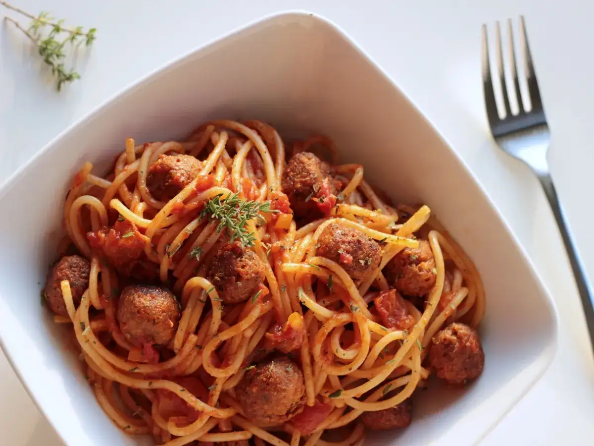 Pyszne spaghetti z klopsikami w sosie pomidorowym. Idealne jakie przyprawy do spaghetti? Zioła prowansalskie i bazylia.