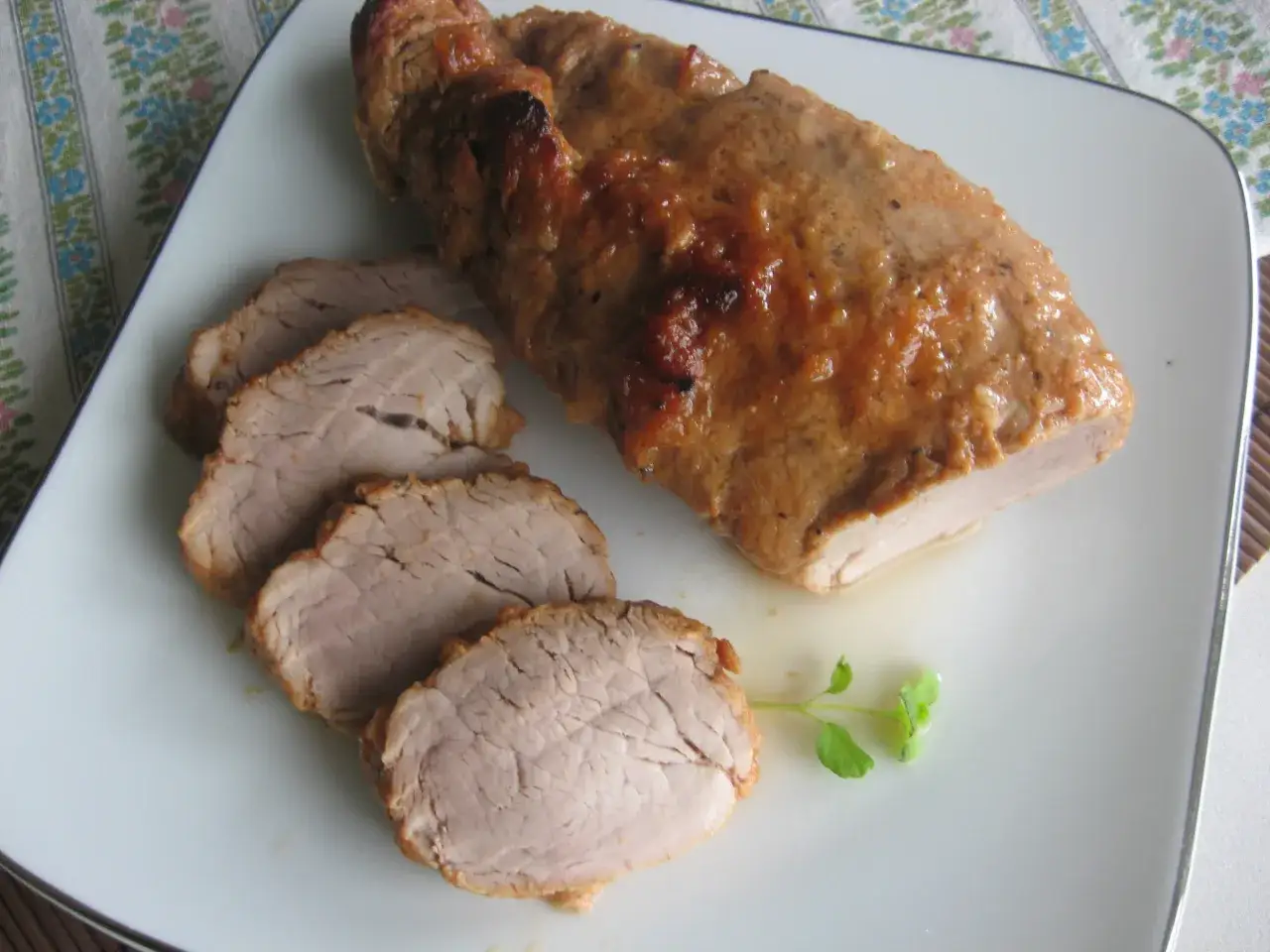 Soczysta polędwiczka wieprzowa, pokrojona w plastry. Idealna do pieczenia, dowiedz się, polędwiczka wieprzowa ile piec, by uzyskać perfekcyjny smak.