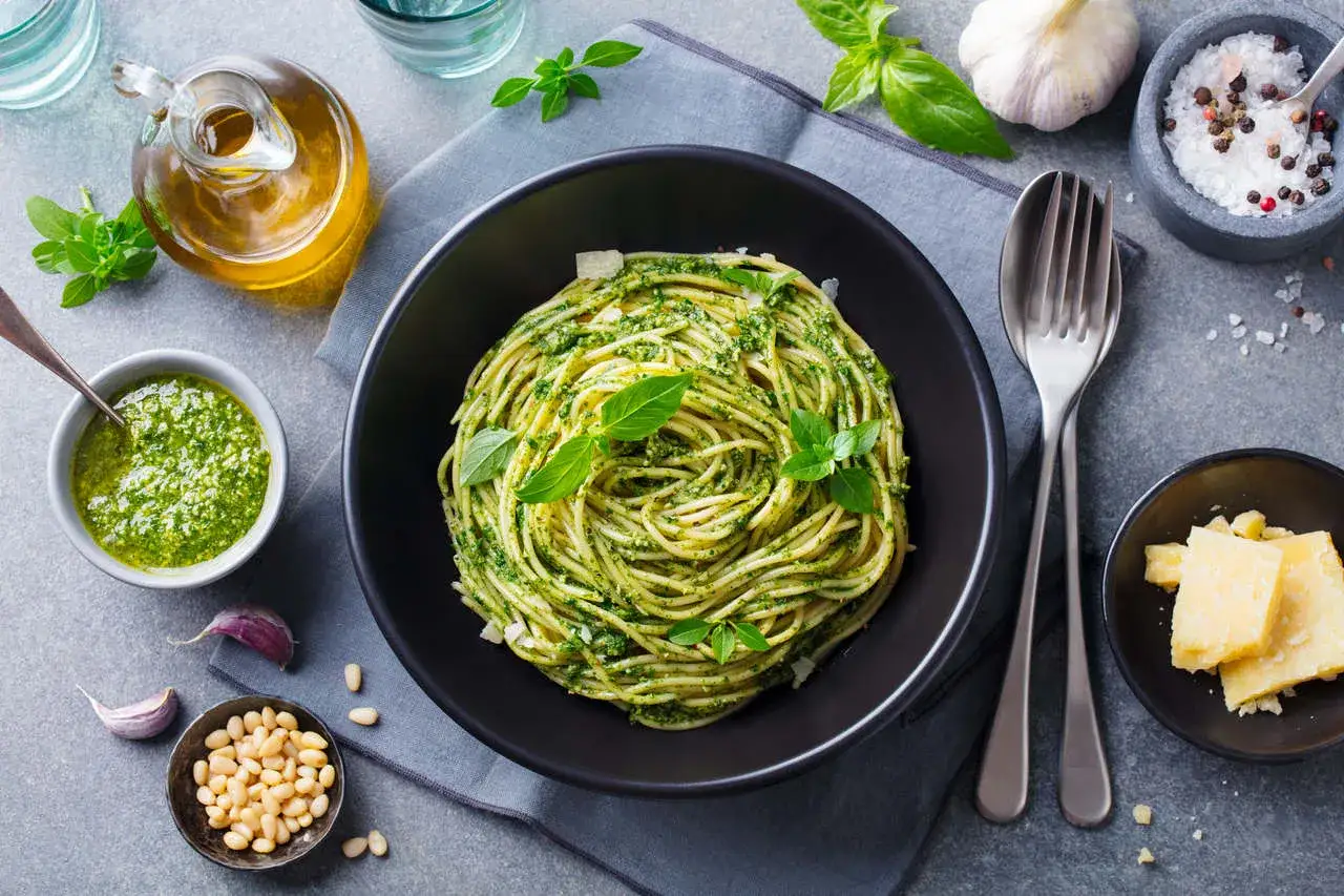 Szybki obiad na Wielki Piątek: spaghetti z pesto, świeżą bazylią, orzeszkami pinii i parmezanem.
