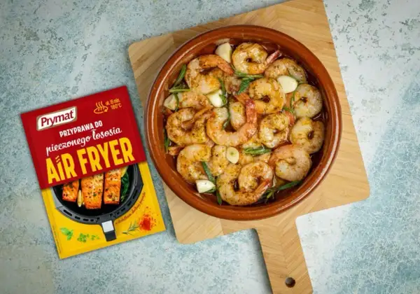 Soczyste krewetki w naczyniu, obok przyprawa Prymat do Air Fryer.