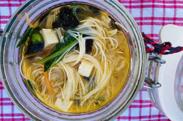 Aromatyczna zupa w słoiku z makaronem, tofu, warzywami i wodorostami. Idealna na szybki lunch.