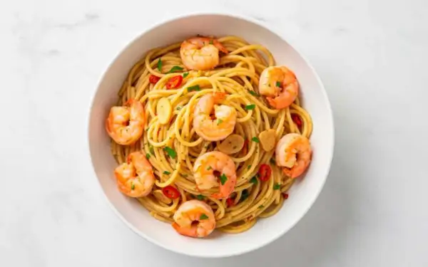 Makaron spaghetti z krewetkami, czosnkiem i chili. Pyszne danie, którego makaron spaghetti kcal po ugotowaniu jest idealny na lekki obiad.