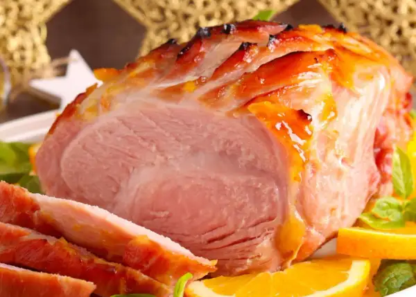 Soczysta szynka z pomarańczową glazurą, idealna do pieczenia. Dowiedz się, jak zamarynować szynkę przed pieczeniem, by uzyskać ten smak.