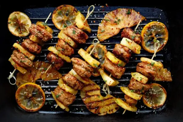 Szabli z mięsem, ananasem i cytryną na grillu.
