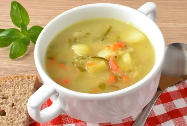 Jak przyprawić zupę ogórkową? Aromatyczna zupa z ziemniakami, marchewką i ogórkiem kiszonym, podana z chlebem i bazylią.