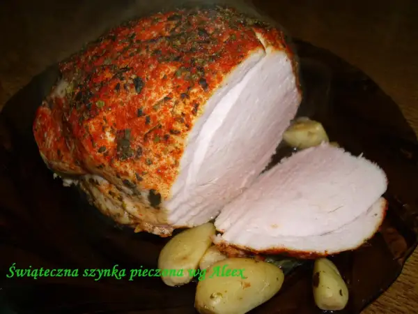 Świąteczna szynka pieczona na święta, przyprawiona ziołami i papryką, podana z czosnkiem.