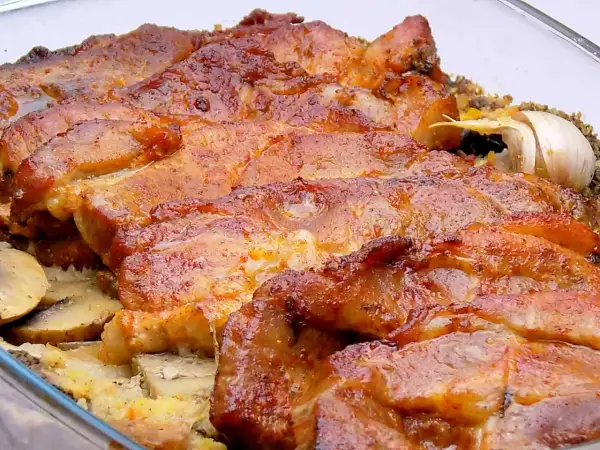Soczysta karkówka pieczona z ziemniakami i czosnkiem. Idealny pomysł, co zrobić z karkówki na obiad, by zachwycić domowników.
