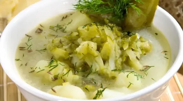 Zupa ogórkowa z ziemniakami, koprem i kminkiem. To właśnie kminek i koperek to kluczowe przyprawy do zupy ogórkowej, nadające jej charakterystyczny smak.