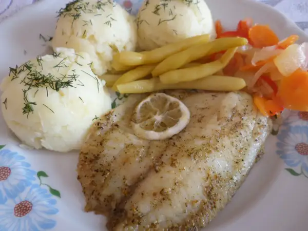 Pieczony mintaj z puree ziemniaczanym, fasolką i warzywami.