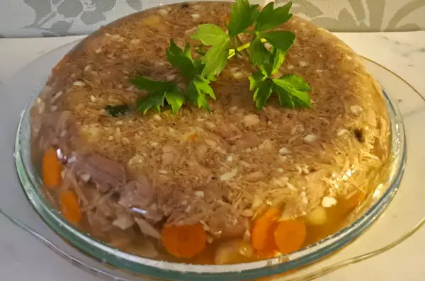 Pyszna galareta z golonki z marchewką i pietruszką, idealna na zimno. Oto jak ugotować galaretę z golonki krok po kroku.
