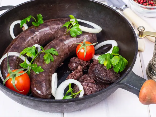 Kaszanka na patelni z cebulą, pomidorkami i natką pietruszki. Zastanawiasz się, jakie przyprawy do kaszanki? Oto inspiracja!