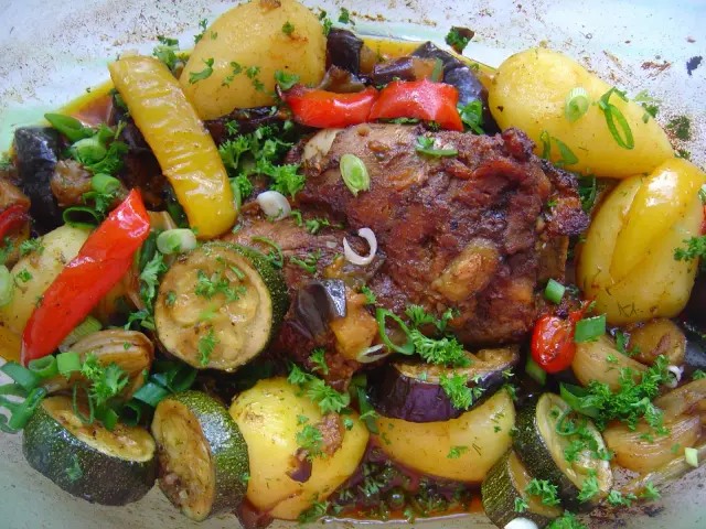 Pyszne dania z wieprzowiny z piekarnika: pieczone ziemniaki, cukinia, bakłażan, papryka i cebula, wszystko skąpane w aromatycznym sosie.